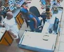 Охоронець супермаркету зламав щелепу дівчині-касиру (відео)